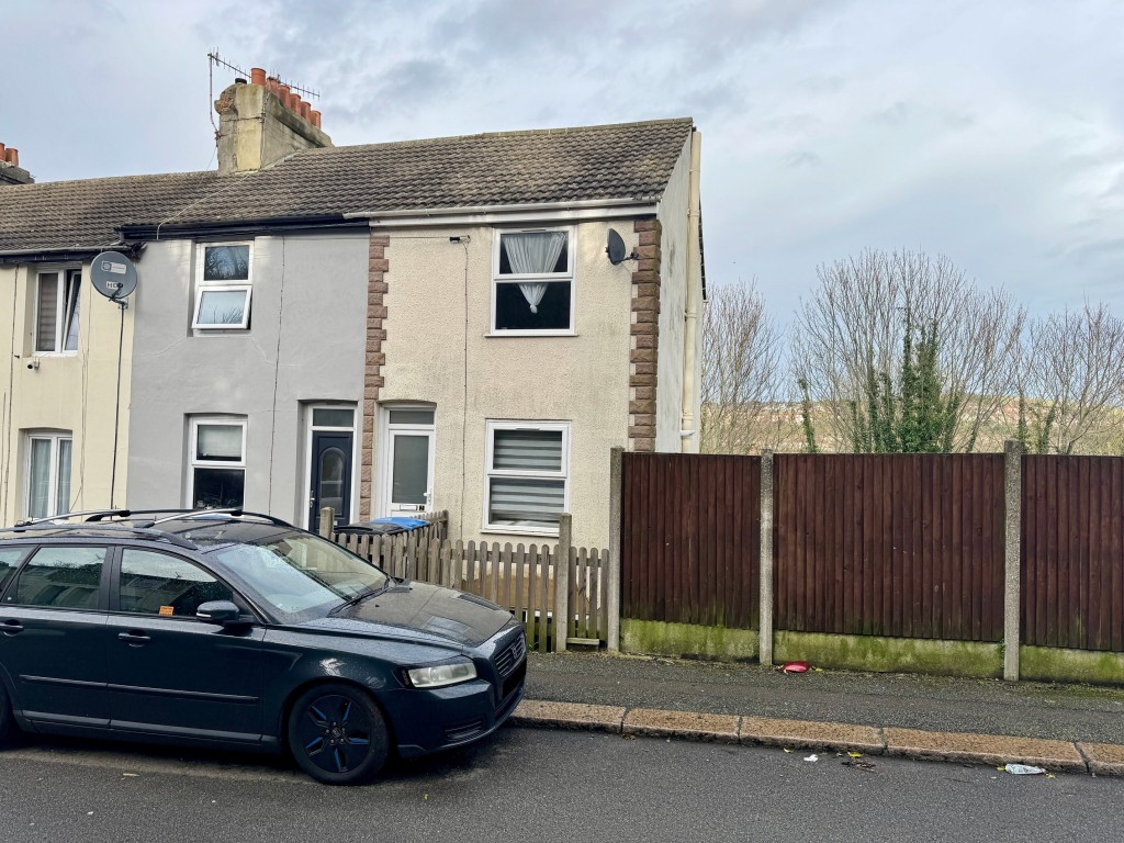 Lot: 178 - END-TERRACE HOUSE FOR IMPROVEMENT - Front of property